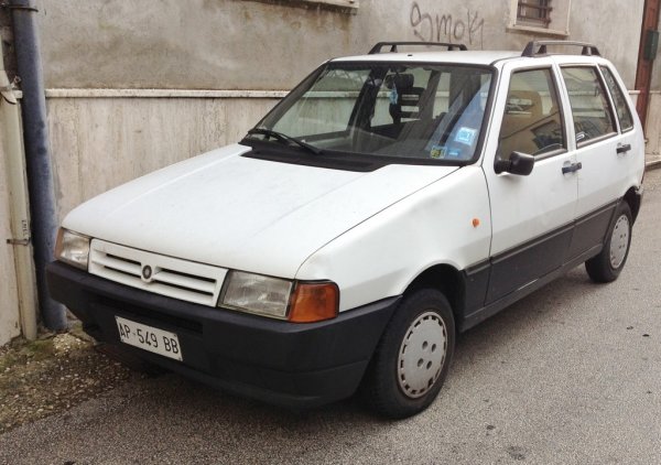 В началото на 90-те злополучната марка отново сменя собствениците, озовавайки се в ръцете на Fiat. Няколко години Innocenti продава ребрандирани версии на модели на Fiat от Южна Америка, и даже на Zastava Yugo. През 1996 шефовете на Fiat решават, че нямат повече нужда от името, и компанията е закрита. На снимката е Innocenti Mille - на практика произвеждан за Бразилия Fiat Uno със сменена емблема. 
