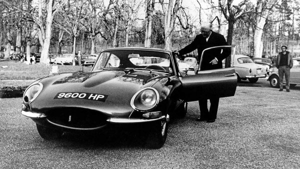 Истинска легенда в автомобилния свят, Jaguar E-Type (познат и като XKE) дебютира на салона в Женева преди 60 години и веднага става сензация. Под дългия капак се намира 3,8-литров 6-цилиндров двигател с почти 270 к.с. Той позволява на машината да ускорява от 0 до 100 км/ч за 7 секунди и да развие значителната за онова време скорост от 241 км/ч.

По време на дългата си кариера до 1975 година, машината получава три поколения, последното от които и версия с V12 двигател. E-Type има много фенове по целия свят, а в САЩ дори догонва по популярност италианските спортни машини.