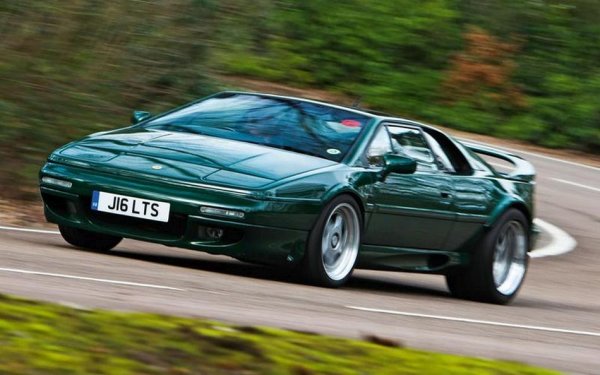 През 1996, Lotus Esprit най-накрая получава версията, която всички считат, че заслужава. Това е Lotus Type 918 V8 с двойни турбокомпресори, като 3,5-литровият агрегат достига мощност от над 500 к.с. От компанията обаче дефорсират мотора до 355 конски сили, за по-голяма надеждност в серийните автомобили. Въпреки това, ускорението до 100 става за по-малко от 5 секунди, а максималната скорост на модела е 282 км/ч.

Макар Lotus да не увеличава мощността на V8, все пак успява да подобри динамичните характеристики с времето. Това се случва първо с модела GT, а след това и със Sport 350, който ускорява до 100 км/ч за 4,4 секунди.