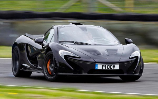 McLaren P1 изгря на сцената с хибридна система и брутална мощност от 915 к.с. И докато електромоторът доставя 178 от „кончетата”, останалата част се дължи на 3,8-литровия туинтурбо V8. Дериват на двигателя, използван в други коли McLaren, 3799-кубиковият мотор работи до пиковите 9250 об/мин.

Макар P1 да може да измине до 10 км само на електричество, именно V8 агрегатът е звездата на шоуто. С него, спортната хипермашина ускорява до 100 за 2,8 секунди, а максималната й скорост е 350 км/ч.