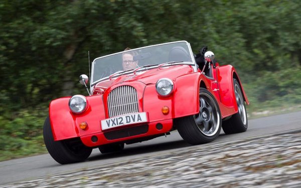 Morgan Plus 8 може и да изглежда досущ като по ординарния си събрат Plus 4, но под капака има съвсем различна история. И по-точно в лицето на 3,5-литров изцяло алуминиев V8 на Rover, който предлага мощност от 163 к.с. и ускорение от 0 до 100 за 6,8 секунди. Или с 3 секунди по-бързо, отколкото Plus 4.

Двигателят на Rover пасва идеално на Morgan, тъй като е лек и компактен. С течение на времето той се сдобива с повече мощност, като преди слизането на Plus 8 от поточната линия през 2004, конските сили са вече 190. След това Morgan възкресява модела, който, обаче, се сдобива с 4,8-литров V8 от BMW, постигащ 372 к.с. и позволяващ ускорение от 0 до 100 за 4,6 секунди.