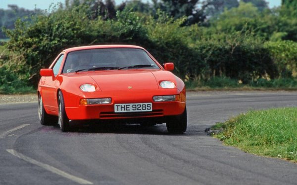Porsche 928 би могъл да се разглежда като провал. Създаден с идеята да замени 911. Но класическата кола със задноразположен двигател не само го надживява, но се произвежда и до днес. Все пак, 928 е успешен дотолкова, че като суперкупе с V8 двигател предлага доста различно изживяване на клиентите, които не се интересуват от по-суровия 911.

Поведението, скоростта и доброто управление на 928 идват от неговия V8. Агрегатът първоначално е с обем 4,5 литра и мощност от 243 конски сили, но по-късно нараства до 4,7 литра и 304 к.с. във версията S. На върха на всички е моделът GTS с 5,4-литров вариант на мотора и 350 „кончета”.