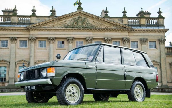 Ако искате още доказателства за гъвкавостта на двигателя Rover V8, Range Rover е нагледен пример. Разработения първоначално от Buick агрегат се използва в MGB GT V8, различни седани на Rover и многобройни спортни коли, но се вписва идеални и при всъдехода. На пътя, 3528-кубиковият мотор доставя мощност от 137 к.с. и максимална скорост от 160 км/ч за оригиналния SUV с 3 врати. На оф-роуд, въртящият момент от 250 Нм е достатъчен, за да може возилото да се справи със всякакви терени.

Фината работа на двигателя дарява Range Rover с необходимото усещане за лукс, илюстрирано от автомобила. И затова не е чудно, че този агрегат се предлага за всъдехода чак до 2002 г.