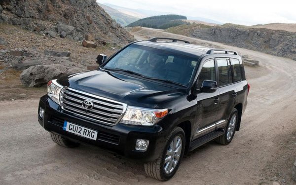 Може да ви разказваме доста за бензиновите V8 на Toyota Land Cruiser, но двигателят, който заслужава по-голямо внимание е 4,5-литровият турбодизел. Той може да произвежда леко посредствените 270 к.с. за подобен обем, но 650 Нм въртящ момент означават, че може да се справи с всякакъв терен без замисляне. Което може би обяснява, защо Land Cruiser е предпочитан в някои от най-екстремните места по света.

Toyota предлага дизелов V8 и в по-ранните версии на всъдехода. Но там е с една турбина, докато на по-късен етап е с туинтурбо.