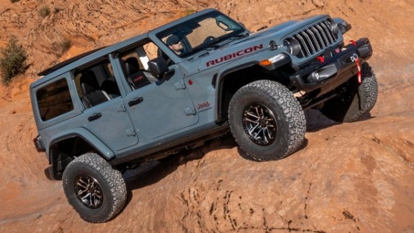 Jeep Wrangler е офроуд автомобил, произвеждан от американския производител, част от Chrysler Group. Стартира през 1986-а, за да замени CJ. През годините са предлагани четири поколения с различни имена. Първото до 1996 е Wrangler YJ с нов дизайн. Всички двигатели са бензинови - 2.5 четирицилиндровия или 4.2 шестцилиндровия със 112 коня, например 

От 1996 до 2006-а се предлага второто поколение, Wrangler TJ , с ново шаси и с ново окачване. Всички бензинови двигатели са от 2.4 до 4.0 литра. 

От 2006 до 2018 година се предлага третото поколение - Wrangler JK, с 3.8-литров бензинов двигател и мощност 177 к.с. Има и 2.8-литров дизелов мотор. Автоматична или петстепенна секвенциална скоростна кутия са вариантите. 

И накрая идва четвъртото поколение - Wrangler JL. Той се произвежда от 2017 година. Предлагат се новите 2,0-литрови бензинови двигатели GME с 272 к.с., осемстепенна автоматична трансмисия. За американския пазар са пуснати  меките хибридни версии BSG 48V. През 2020-а се появява първият Wrangler с V8 мотор - това е 6,4-литровият Rubicon  с 476 к.с.