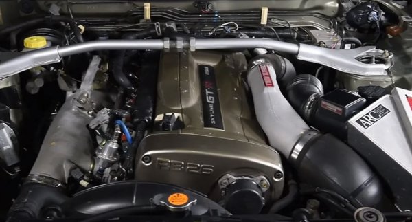 Тук не може да минем без легендарния двигател на Skyline GT-R. Агрегатът Nissan RB26DETT е проектиран за състезания и следователно има много стандартни компоненти, способни на достигане на огромни нива на мощност. Вярвате или не, надграждане до над 1000 конски сили не е необичайно явление в днешния свят. В съчетание с това звездната му поява във филмовия франчайз „Бързи и яростни“ превърна задвижваните с RB26 Skyline GT-R-и в едни от най-търсените японски класики днес. Всъщност синият GT-R R34 , който участва в четвъртия филм от поредицата, наскоро беше продаден на търг за колосалните 1,35 млн. долара.