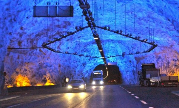 Най-дългият пътен тунел в света се намира в Западна Норвегия и се простира на 24.5 км - толкова много, че каращите през него шофьори в един момент започват да изпитват клаустрофобия. Затова по дължината му са предвидени няколко просторни пещери, където умът да си отпочине от усещането, че планината го притиска. Най-забележителното е, че този удивително сложен пътен участък излезе на цена от 6.2 млн. долара на километър - по-малко, отколкото са фактурирани някои участъци от магистрала "Хемус". 
