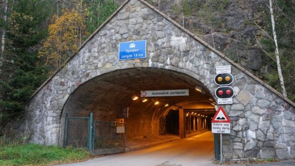 Този тунел е със скромна дължина - 1649 метра, но необикновеното при него е формата. Той представлява спирала с шест намотки, която ще ви изкачи до върха на хълма, за да видите отвисоко норвежкия град Драмен и околностите. Горе има място за концерти, а долу - бирария (за предпочитане, след като сте минали по спиралата). 
