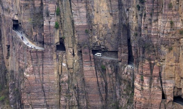 Останалите съоръжения в тази класация са строени от местни или национални власти за стотици милиони. Тунелът Гуолян е построен с ръчен труд от 13 селяни от едноименното селце в Китай. Допреди построяването му, планинското село било почти напълно откъснато от света. През 1972 местните мъже взели нещата в свои ръце. Трима загинали при строителството, но накрая тунелът станал факт и променил живота на всички в селото. А днес е популярна туристическа атракция. Дълъг е 1.2 км. 
