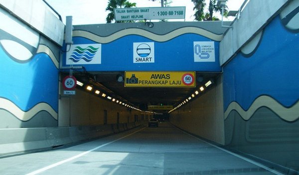 Това 9.7-километрото съоръжение в малайзийската столица Куала Лумпур е гениално инженерно решение. При нормални обстоятелства то действа като пътен тунел. Но при честите наводнения в района долното му ниво се превръща в отводен канал за излишните води, докато горното си остава отворено за автомобили. След завършването му през 2007 нито един от периодично наводняваните преди това райони не е пострадал от водата. 
