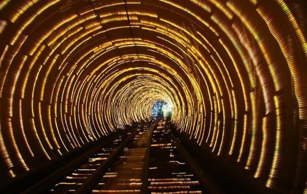 Това подводно съоръжение е дълго само 646 метра, минава под река Хуанпу и свързва основната част на Шанхай с един от островите. Впечатляващото тук е не транспортната, а развлекателната му функция: една местна компания за видеоефекти е превърнала пътуването от единия до другия бряг в шоу, което би трябвало да представлява пътешествие до центъра на Земята. 
