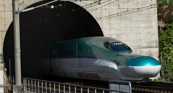 Този японски железопътен тунел бе най-дългият в света (53 км), преди да бъде завършен Базовият тунел в Готар. Но Сейкан си остава уникален в друго отношение - цели 23 километра от него се намират на 140 метра под морето. Свързва Хоншу, най-големия от японските острови, с Хокайдо. 

