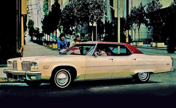 Oldsmobile произвежда модели Ninety-Eight от началото на 40-те години почти до началото на новия век. Във всяко поколение това е най-големият и най-луксозният автомобил на марката и ентусиастите няма да се изненадат да чуят, че е достигнал най-голямата си дължина през 1974 г.

За тази година и за следващата, Ninety-Eight достига 5903 мм , стойност, която марката никога не успява да достигне до края на своето съществуване.
