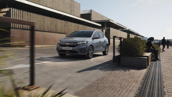 Sandero стана най-продаваният нов автомобил изобщо в Европа за миналата година, но през тази отчита 7.8% спад (до 1511 948 бройки) - най-вече заради силното свиване на пазари като италианския и испанския, където делът му е най-висок. Все пак Sandero си остава най-популярният модел изобщо сред частните клиенти в ЕС - позиция, която държи още от 2017 година. 
