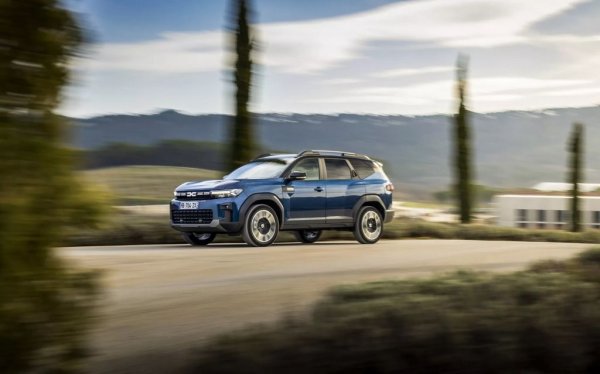 В Dacia са много доволни от посрещането на новия си флагман Bigster. По-големият кросоувър има 17 239 продажби и още над 38,000 поръчки. Тук 88% от сделките са във високи нива на оборудване, и цели 69% са на хибрида със 155 коня мощност. 70% от продажбите в Германия са към нови за Dacia клиенти, привлечени от други марки. 
