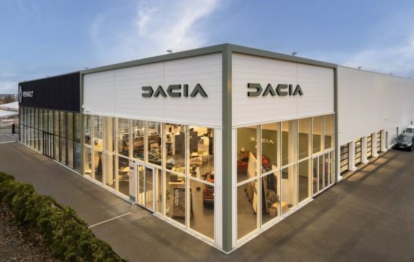 Наистина има китайски марки, като MG например, чиято стратегия е сходна с тази на Dacia. Но днешната ситуация не е нещо ново, смята Марот. Преди 25 години японските марки навлизаха масово в Европа, и всички смятаха, че това ще е тежък удар за европейските производители. Но европейските производители се адаптираха и излязоха по-силни от този процес. Преди 10-15 години същото се повтори с корейците. Уверен съм, че и идването на китайците ще ни подтикне да се адаптираме и да станем по-силни, смята Франк Марот. 
