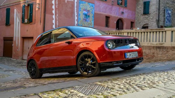 Японската марка няма да разработи второ поколение на първия си електромобил и ще се откаже напълно от него. Причината е слабият интерес, породен от съчетание от малък пробег и ниска цена. В момента Honda е се предлага с двигател със 154 к.с. и 200 км пробег

Малката кола обаче наистина привича внимание с очарователния си външен вид, който създава един ретро имидж, а това се харесва на мнозина.
