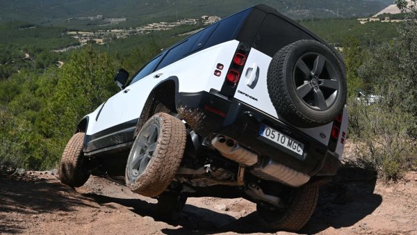 През 2016 г. се сбогувахме с легендарния Defender, но няколко години по-късно британският всъдеход възкръсна, запазвайки естетическия ореол на своя предшественик. Разбира се, технологично от класическия модел не е останало нищо, освен впечатляващото му представяне извън пътя.

В момента Defender се предлага с каросерии с три и пет врати, заедно с удължен седемместен вариант (130), като напълно в крак с новите технологии има и електрифицирана версия. това е plug-in хибрид с 404 к.с. Разбира се, в гамата присъства и V8 с компресор, който генерира 525 к.с.
