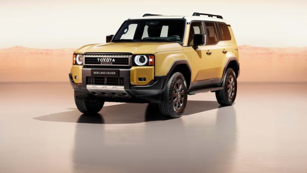 Никой не очакваше, че нновият Land Cruiser ще се превърне в ретро офроудър, но идеата изглежда много добра, поне на снимки. Това поколение тепърва ще навлиза на пазарите в Европа, като ще разчита на познатия от предшественика му 2,8-литров турбодизел с 204 к.с.

През 2025 г. ще излезе версия Eco с лека хибридизация, базирана на дизелов двигател. По принцип не се очаква вариант с каросерия с три врати, което вероятно ще разочарова много от феновете на офроуда.
