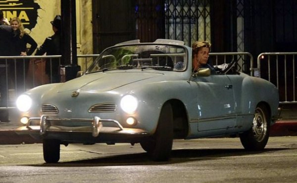 Приятелят и дубльор на Рик Далтън - Клиф Буут, чиято роля е поверена на Брад Пит, ефектно кара по холивудските хълмове кабриолета Volkswagen Karman Ghia във версията Type 14 от 1964 г. Героинята на Ума Търман се вози в същия модел във втората част на четвъртия  филма на Тарантино - "Убий Бил".