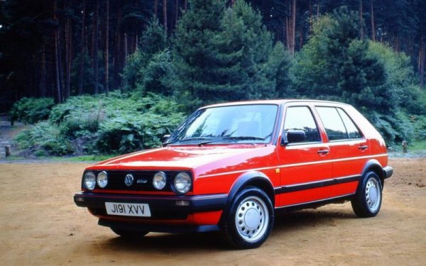 През 1983 се появява второто поколение на Golf, като дизайнът на първата генерация е осъвременен и „допълнен” от дизайнерите на Volkswagen. До появата на третото поколение VW произвежда 6,3 милиона бройки от втората генерация на Golf.