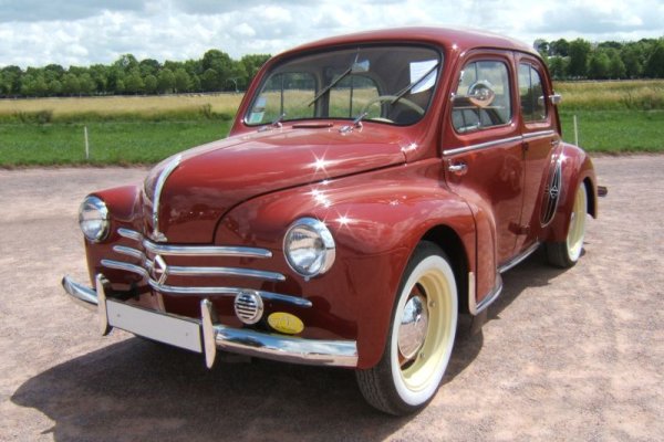 Първият модел на Renault със задноразположен двигател - 4CV - се появи още през 1947, няма и две години след освобождението на Франция от германска окупация. Немалко експерти и досега твърдят, че 4CV (познато още като Renault 750), е директно повлияно от Volkswagen Beetle. С редови агрегат с водно охлаждане и самоносеща конструкция, 4CV се продава в над 1.1 милиона екземпляра - голям успех за онези години. 
