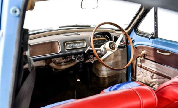 Колата светкавично постига успех, защото е комфортна, добре оборудвана като за лишенията на следвоенните години, предлага елегантен дизайн и новаторски пастелни цветове. А също и една голяма новост, продавана като допълнителна опция: електромагнитна "автоматична" трансмисия Ferlec. 
