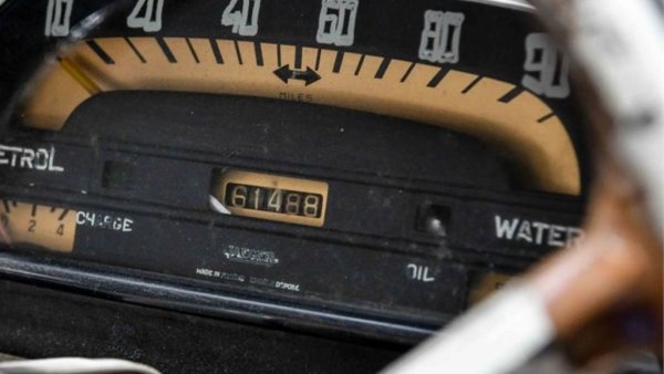 По същото време Renault прави още една смела стъпка: наема конструктора на състезателни автомобили Амеде Гордини, за да разработи спортен вариант на иначе възпитания Dauphine. Това ще е Dauphine Gordini, R 1091. 
