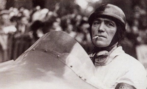 Роденият в Италия Гордини се прочува като състезател за отбора на Fiat, преди през 1952 да създаде свой собствен бизнес във Франция. Наричат го Магьосника заради необикновения му усет към моторния тунинг. От партньорството на Гордини и френската компания ще се роди легендарното поделение Renault Sport. 

НА СНИМКАТА: Амедео (Амеде) Гордини като състезател на Fiat
