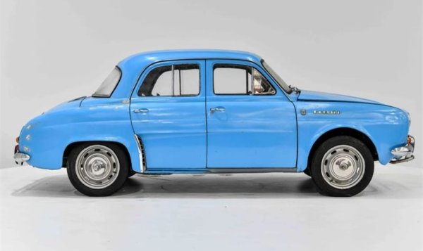 От днешна гледна точка Dauphine Gordini не впечатлява кой знае колко: то развива скромните 27 киловата мощност (37 конски сили) вместо 22-ата на стандартния Dauphine, което не е кой знае какво подобрение. През 1962 американското 
Road & Track тества Dauphine Gordini и с известно презрение отбелязва твърде скромната му максимална скорост от 129 км/ч и факта, че ускорението от място до 100 км/ч отнема 22.3 секунди. 
