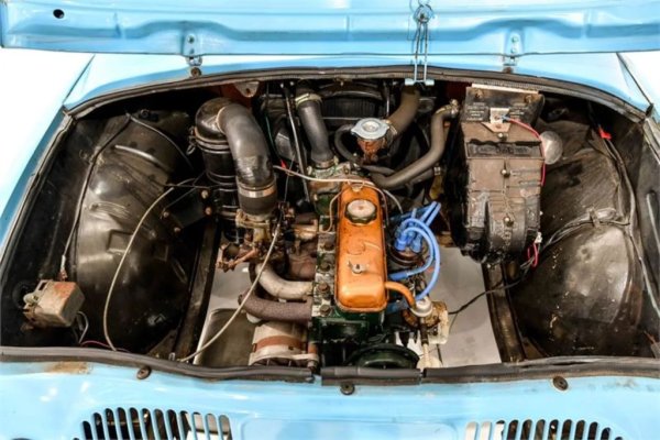 На практика 0.845-литровият агрегат на Dauphine е леко модифицирана версия на двигателя Billancourt от по-стария модел 4CV, с чугунен блок и алуминиева глава. Гордини добавя преработени цилиндрови глави за по-висока компресия и по-големи клапани. Автомобилът е със самоносеща конструкция - доста новаторско решение за епохата, и е дълъг 3.95 метра. Под предния капак има нелошо пространство за багаж, а резервната гума е хитро скрита под регистрационната табела. Общото тегло на автомобила е едва 650 килограма - колкото половин съвременна Opel Corsa, като 60% от теглото се пада върху задната ос. 
