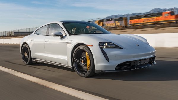 Porsche Taycan Turbo S е достатъчно бързо, за да изпревари повечето коли на Tesla. Изключение, разбира се, прави Model S Plaid. При тестване на автомобила Porsche EV успя да достигне 60 мили в час само за 2,4 секунди. Това е с 0,1 секунди по-слабо от неприлично мощния и специално създаден за тази цел Dodge SRT Demon. Подобна скорост поставя Taycan Turbo S на едно от челните места в надпреварата за един от най-бързите AWD седани на пазара. 
