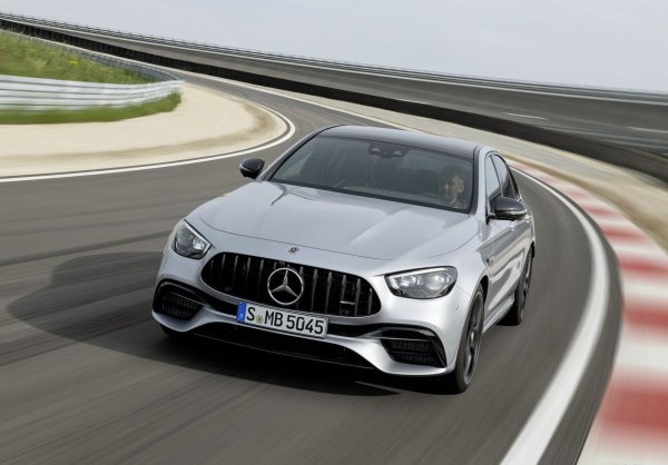 Един от най-впечатляващите седани на планетата - Mercedes-AMG E63 използва двигател 4.0L V8 с двоен турбокомпресор, който развива 610 к.с. Резултатът е ускорение от 0 до 100 км/ч в рамките на 3 секунди и достигане на максимална скорост от 300 км/ч. Тези данни са достатъчни сами по себе си, за да класират този седан в челото на класацията.
