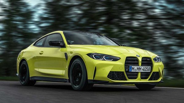 BMW M4 Coup&eacute; се предлага и със задно задвижване и 6-степенна механична скоростна кутия. Тези 480 к.с. идват от същия 3,0-литров редови шестцилиндров двигател като на M3.

Германската двувратка е в състояние да достигне 250 км/ч (290 км/ч с M Driver's Package) и да ускори от 0 до 100 км/ч за 4,2 секунди.

