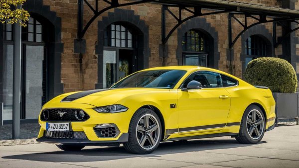 Ford Mustang е класика сред американските спортни автомобили и не може без механична скоростна кутия. Всъщност Mach 1 с 460 к.с. и Mustang GT с 450 к.с., само със задно задвижване, са оборудвани с 6-степенна ръчна скоростна кутия (Tremec за Mach 1) или 10-степенна автоматична.

Тези, които избират Mustang V8 с ръчна скоростна кутия, знаят, че времето за ускорение от 0 до 100 е малко по-високо от това с автоматик - 4,8 секунди на Mach 1 (4,4 секунди за автоматика) и 4,6 секунди за GT (4,3 секунди за автоматика). GT развива максимум 250 км/ч, а Mach 1 - 267 км/ч.
