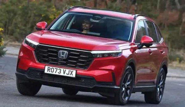 Новият Honda CR-V се предлага на европейския пазар само като хибрид. Този кросоувър е просторен и комфортен, с щедър багажник. Хибридният му двигател с мощност 184 конски сили е повече от достатъчен и, разбира се, Honda се управлява добре.

Плюсове: Просторен интериор и багажник; Ефективен хибриден двигател; Добро управление.

Минуси: Висока цена; Не най-добрата звукоизолация.
