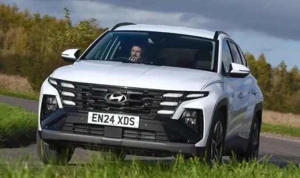 Хибридът Hyundai Tucson разполага с мощен двигател с 227 к.с., просторен интериор и голям багажник. Шофьорското място е много модерно. Повечето версии на модела са много добре оборудвани.

Плюсове: Висококачествен интериор; Просторен багажник; Добро оборудване.

Минуси: Не особено атрактивно управление.
