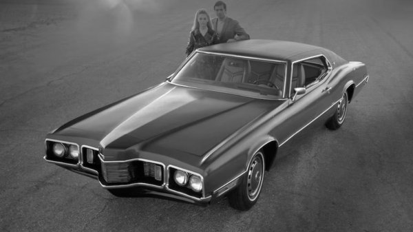 Моделът T-Bird от края на 60-те години е, ако не точно красива кола, със сигурност прилична &ndash; и тогава, през 1970 г., се Ford решава да ѝ залепи гигантски клюн отпред. Интригуващо, но все пак акцентът трябва да пада върху &bdquo;гръм&ldquo; (Thunder), а не върху &bdquo;птица&ldquo; (Bird).