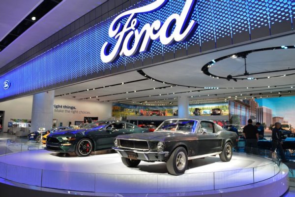 Ford отново e в центъра на вниманието, като този път причината са милиони превозни средства с дефектни ключове за запалване. Оказва се, че производителят отново е знаел за проблема, който може да доведе до късо съединение и пожар в автомобила, дори когато двигателят не работи.

Причината за дефекта е близостта на хидравличната течност до електрическите превключватели, което създава благоприятна среда за пожари. Съответно, тома води до катастрофални пожари и загинали шофьори и пасажери. Проблемът засяга Ford F150 и Expedition, както и Lincoln Navigator от 2000 година.