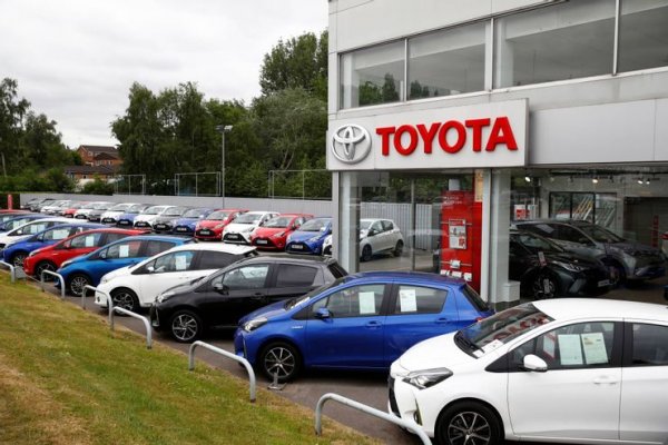 Между 2009 и 2010 г. Toyota Motor Corporation е принудена да организира три отделни сервизни акции, които са свързани с проблем в двигателя. До тях се стига след съобщения за внезапно неправомерно ускорение на автомобила. От компанията твърдят, че това се дължи на стелката под крака на водача, която залепвала за педала на газта. Проведени са две акции за отстраняване на проблема, които са последвания и от трета. При нея се налага препрограмиране на софтуера на ABS-системата.

Скандалът обаче се разраства, след като полицаят от Калифорния Марк Сейлър и още трима души загиват, тъй като Lexus-ът, с който пътуват започва да ускорява сам и се блъска в висока скорост. Проведени са няколко разследвания, а срещу Toyota са заведени огромен брой дела. Компанията изтегля в сервизите си над 9 млн. коли, а проблемните модели са спрени от продажби. Загубите на японския производител надхвърлят 2 млрд. долара, като акциите на Toyota падат с над 15%.