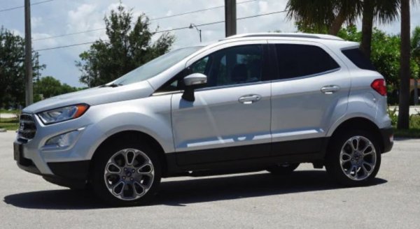 Най-достъпният кросоувър на Ford е рядкост във флотилията на Hertz. Eто един екземпляр във Флорида (изгодно от гледна точка на евентуална доставка до България), с 65 000 км на километража и нещо, което трудно ще намерите у нас - двулитров мотор под капака. В България цените на "новия внос" от тази година са между 22 500 и 32 000 лева, но за еднолитрови турбомотори. 
