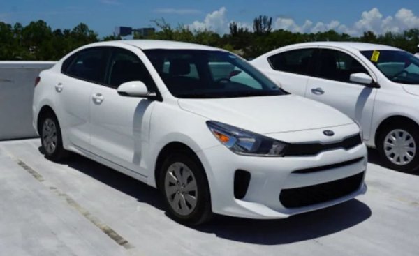 Още едно достъпно предложение на малко повече от година, с 63 000 км пробег, 1.6-литров бензинов мотор и високо ниво на оборудване. Намира се във Флорида. В българските обяви има само едно предложение за Rio от тази година, но то е за хечбека, с еднолитров мотор, и всъщност е опция за поръчка от Южна Корея. 
