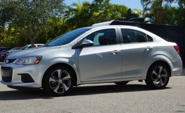 Този малък седан е духовен наследник на познатия и у нас Chevrolet Avеo, но се произвежда в САЩ. Конкретната кола е във Флорида, с 57 000 км пробег, 1.4-литров бензинов мотор, климатик и доста други екстри. 
