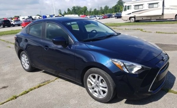 Името не бива да ви подвежда - Yaris iA няма нищо общо с европейския Yaris, а е всъщност базиран на Mazda 2 и дори се произвежда от по-малката японска компания, в която Toyota има акционерно участие. Тази кола е с 54 400 км пробег, с 1.5-литров бензинов мотор и добро оборудване. В България официалният вносител на Mazda предлага сходна "двойка" от същата година на производство за 29 000 лева. 
