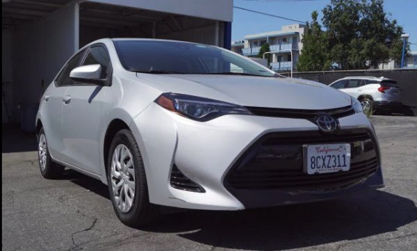 Тази Corolla седан на малко повече от две години има 60 052 км пробег и 1.8-литров бензинов мотор със CVT автоматик. Продава се в Калифорния. В България намерихме същия модел в Дупница за 25 500, както и един хечбек от 2018 в Пловдив за 27 000 лева, но той е с 1.33 двигател.  
