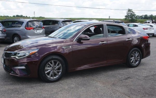 Разпродажбата на Hertz далеч не включва само нискобюджетни малки автомобили. Ето и един представителен седан, произведен преди 13 месеца и с 64 000 км пробег. Нивото на оборудване е стартовото LX, но при Kia то включва неща като климатроник и отопление на седалките, включително и задните. В България намерихме три Optima от същата година и със същото задвижване, но с една степен по-високо оборудване, като цените им са между 45 900 и 56 900 лева. 
