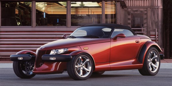 Plymouth Prowler се задържа на конвейера за сравнително кратък период &ndash; от 1997 до 2002 г. Това е един от най-необичайните серийни автомобили в историята. Марката  Plymouth не съществува от 20 години, но &bdquo;Скитника&ldquo; (такъв е прякорът на този модел) и до ден-днешен изглежда така, сякаш току-що е долетял от друга планета.