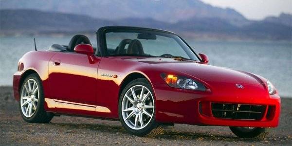 Японският роудстър, чието производство приключи още преди 10 години, продължава да изглежда по-добре от редица съвременни спортни коли. Култовият модел продължава да държи рекорда по количество конски сили, измъкнати от 1 литър работен обем сред серийните машини. Двулитровият атмосферен двигател на първото поколение на Honda S2000 развива невероятните за обема си 250 к.с.