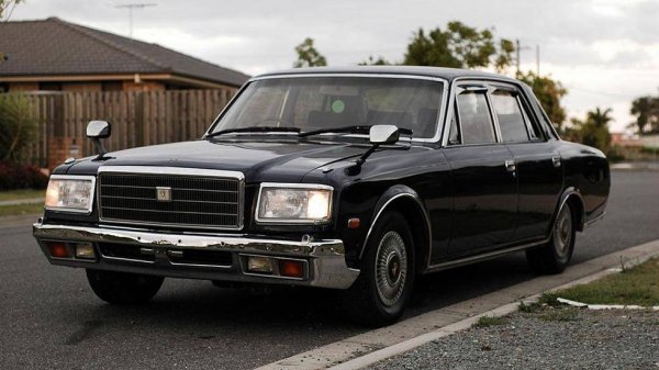 Задвижваният от V12 Toyota Century е твърде готин автомобил и има заслужено място в този списък. Той се продава в Япония от 1997 г. и е единственият модел местно производство, който има V12 двигател.