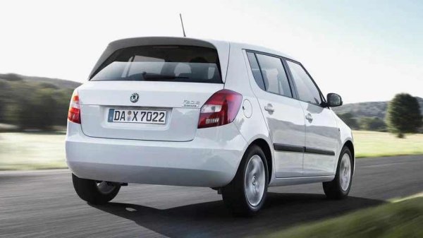 Лющенето и падналата боя по праговете, калниците, ръба на предния капак и капака на багажника са сред най-неприятните проблеми за собствениците на второто поколение на модела. С времето тези открити места започват да хващат ръжда, особено след лугата по пътищата през зимата. При по-старите коли корозията често тръгва под пластмасовите кори на праговете, където остава скрита без сериозен оглед.

Какво да се направи

До голяма степен корозията се дължи на по-слабото сцепление на самата боя, съчетано с ударите от камъчета и задържането на кал и влага в скритите кухини. За да си спестите ядовете, е добре редовно да миете обилно подкалниците и долната част на купето, а най-уязвимите зони като праговете и ръба на капака да защитите с безцветно предпазно фолио. Видите ли паднала боя или лека повърхностна ръжда, не чакайте, а я запечатайте с боя възможно най-бързо, за да спрете процеса навреме.
